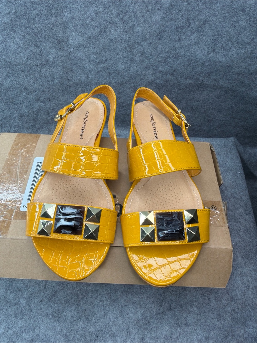 Comfortview Yellow Croc Embossed Studded Sandals Women’s 7.5W
